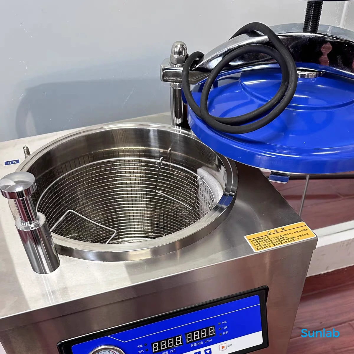 Hand wheel type cover opening structure-laboratory vertical autoclave2